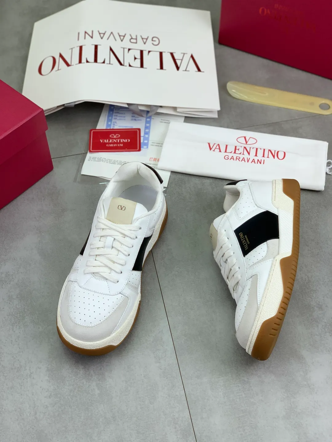 Men's men's shoes 💰P660 new top version of Valentino couple's bread shoes! Valentino Joie de Jouer series Velcro thick sole bread shoes couple style casual sports shoes white shoes original purchase development and production Joie de Jouer series simple style without losing style. The pure white base is paired with fresh green and soft beige, and the unique Velcro design highlights your personality. Every detail tells fashion and quality, wear it, take a confident step, and start the trend journey ✔️Fabric: Original customized imported first-layer cowhide ✔️Inner lining: Original customized soft sheepskin lining ✔️Outsole: Original molded non-slip TPU material ✔️Sole thickness: 3.5CM ✔️Size: Women's 35-41 Men's 38-46 (38. Male, 41 female, 46 non-refundable